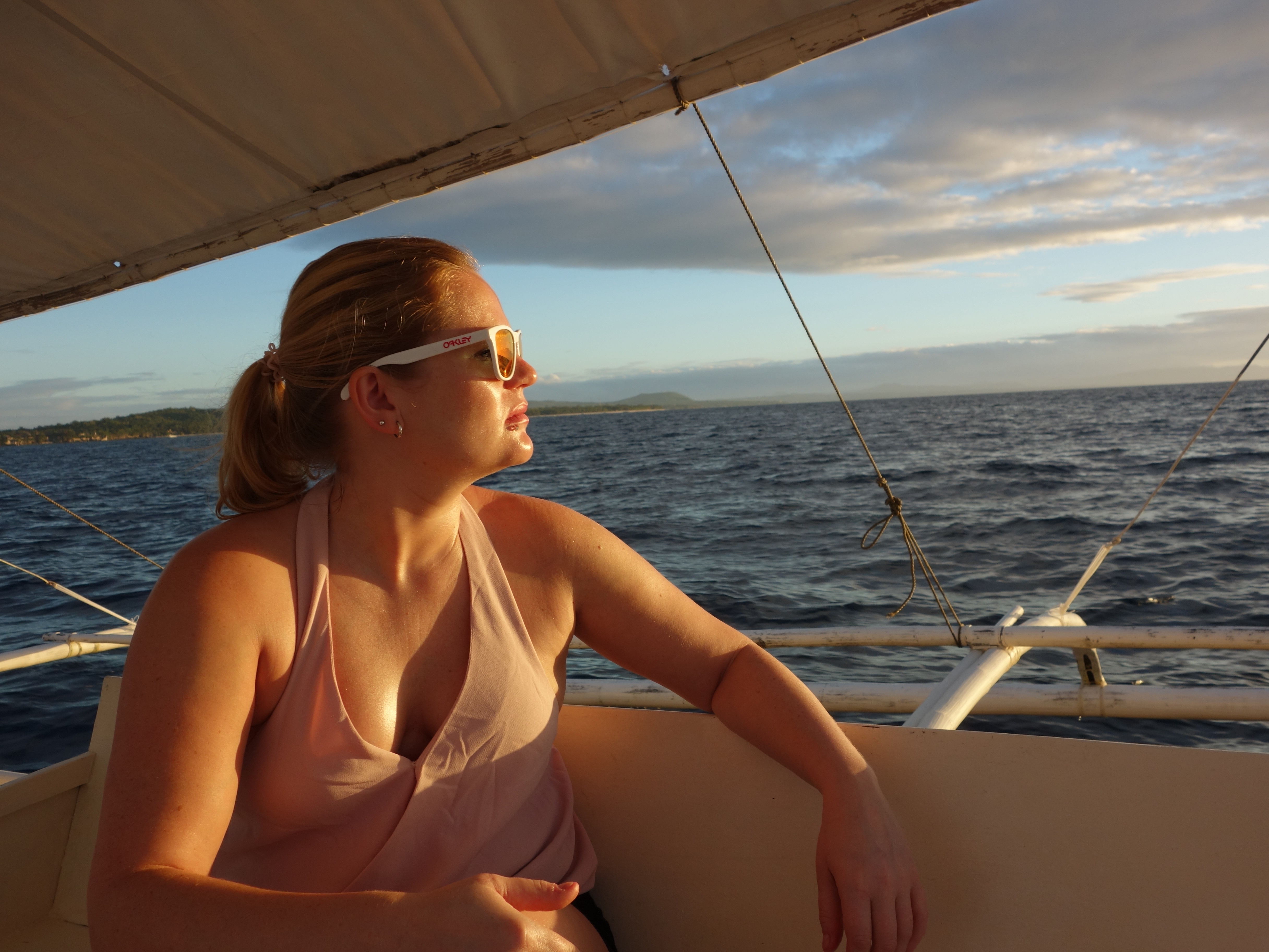 veneilyä auringonnousussa