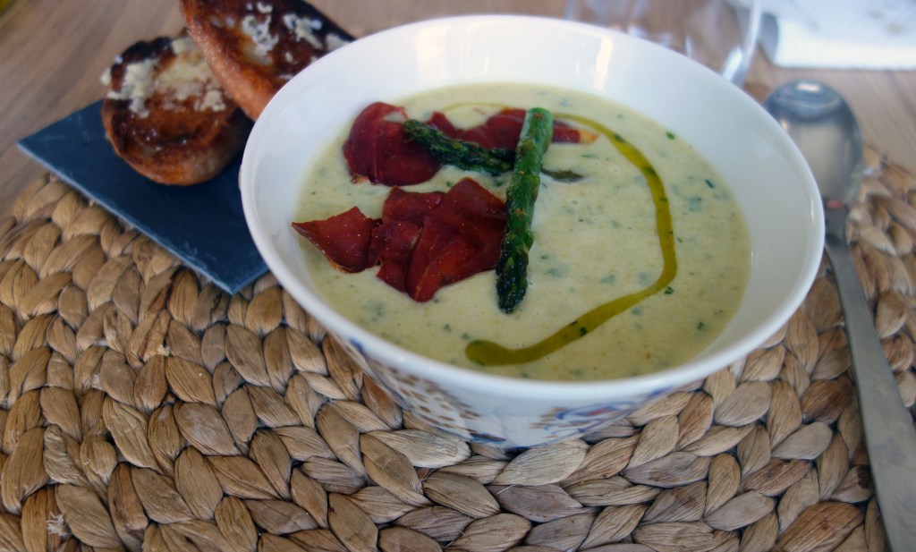 Parsakeittoa paahdetulla serraano-kinkulla