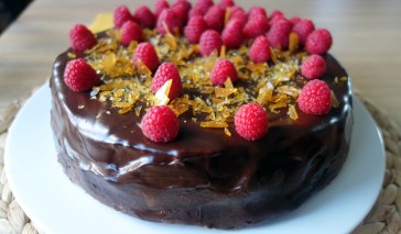 suklaakakku mignon ganachella ja suolaisella krokantilla