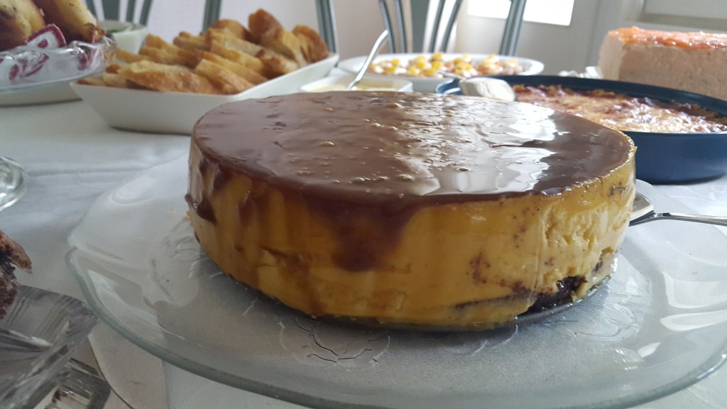 Maidoton ja gluteeniton mangosuklaamoussekakku kinuskikuorrutteella