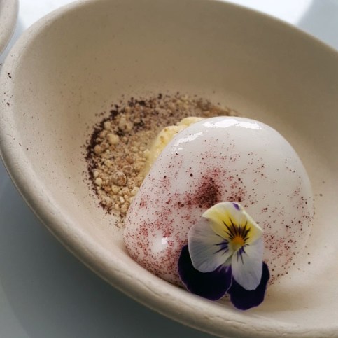 Hella &amp; huone herukanlehtivaahtoa, paahdettua valkosuklaata ja hapankermajäätelöä